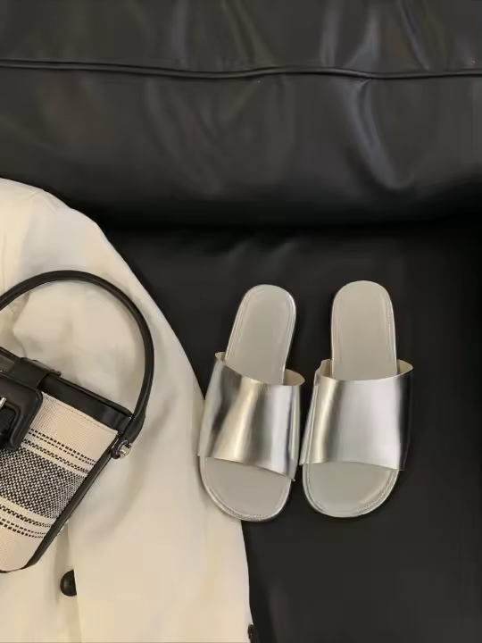Diseño sentido nicho zapatillas plateadas de fondo plano zapatos de mujer ropa de verano junto al mar zapatillas frescas moda casual zapatos de playa - 1