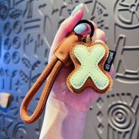 Llavero con 26 letras dulces, colgante para bolso, llavero de coche, llavero con alfabeto, adornos de cuero PU, colgante de letra de la suerte, regalo - details 4