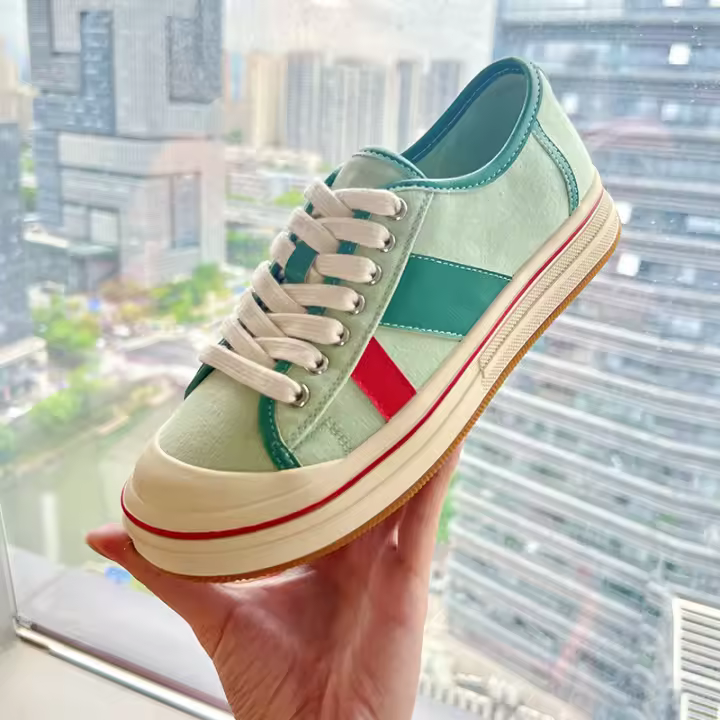 Aumento de altura interior 2 cm zapatos de lona clásicos nuevos zapatos de tablero juego de color casual suela gruesa zapatos pequeños blancos versátiles - 1