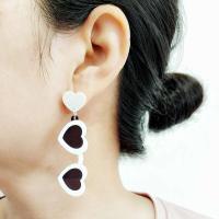 Kuguys - Hermosas gafas de sol para mujer, aretes colgantes en forma de corazón, joyería acrílica de playa Trcal de verano, blanco, rosa y rojo - details 1