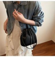 Bolso minimalista de cubo para mujer Cierre con cordón, bolso de mano elegante para uso diario y formal Accesorio de moda en tonos beige, negro, gris, khaki, rosa Finalización texturada - details 25