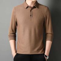 Polo de hombre de manga larga estilo gofre con letras informales en el cuello - details 12