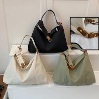 Bolso Cruzado de Nylon Ligero Versátil Accesorio de Moda con Cierre de Cremallera y Detalle de Ganchos Ideal para Comutería, Compras, Actividades al Aire Libre Monedero Pequeño con Correa Desmontable Blanco/Negro - details 6
