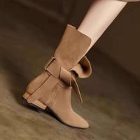 2024 nuevas mujeres de otoño de gamuza con tacones gruesos puntiagudos, botas de moda hechas de cuero genuino - details 1