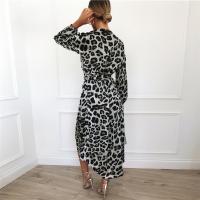 Vestido irregular de punto con tirantes de cintura alta y gasa con cuello en V y estampado de leopardo - details 5
