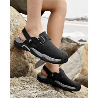 Verano dos usan zapatillas de playa, sandalias deportivas al aire libre y zapatos de montañismo. - details 30