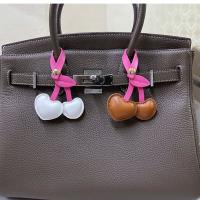 Lindo llavero de cuero PU, llavero de coche de amor, colgador de cuero PU, colgante de bolsa de dibujos animados de moda para hombres - details 0