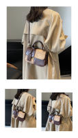 Nuevo bolso de mensajero versátil de hombro, bolso cuadrado pequeño portátil con costuras. - details 10