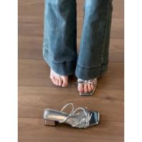 Tacones altos desgaste exterior de las mujeres 2025 verano nuevo nicho versátil moda francesa arco zapatillas de tacón grueso sandalias de las mujeres - details 2