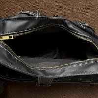1 bolso bandolera de cuero sintético estilo steampunk, bolso hobo gótico con tachuelas y detalle de cinturón con ojales, cierre de cremallera, forro de poliéster - Negro, bolso bandolera pequeño - details 4