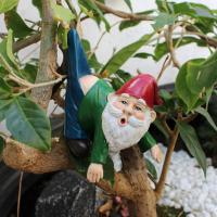 Mini estatua colgante de Gnomo divertida, escultura en miniatura de enano realista de dibujos animados, colgante de pantalones de enano de resina - details 5