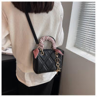 Bolso pequeño de moda para mujer, bolso de un solo hombro a la moda de verano, bandolera con costuras acolchadas, bolso versátil de princesa Diana 2025 - details 12