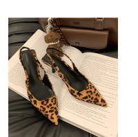 Nuevo nicho retro de gama alta con estampado de leopardo tacones altos temperamento elegante tacón fino sandalias puntiagudas - details 11