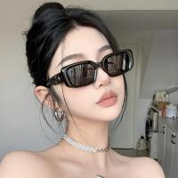 Gafas de Moda para Mujer, Estilo Casual Cuadrado Negro Vintage Encantador Clásico Vivo Elegante Dulce al Estilo Ins Moderno y Sencillo, Ideal para el Verano y la Vida Diaria - details 2