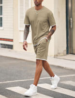 Traje deportivo de hombre con bloques de color, pantalones cortos de dos piezas, cuello redondo y camiseta de manga corta. - details 24