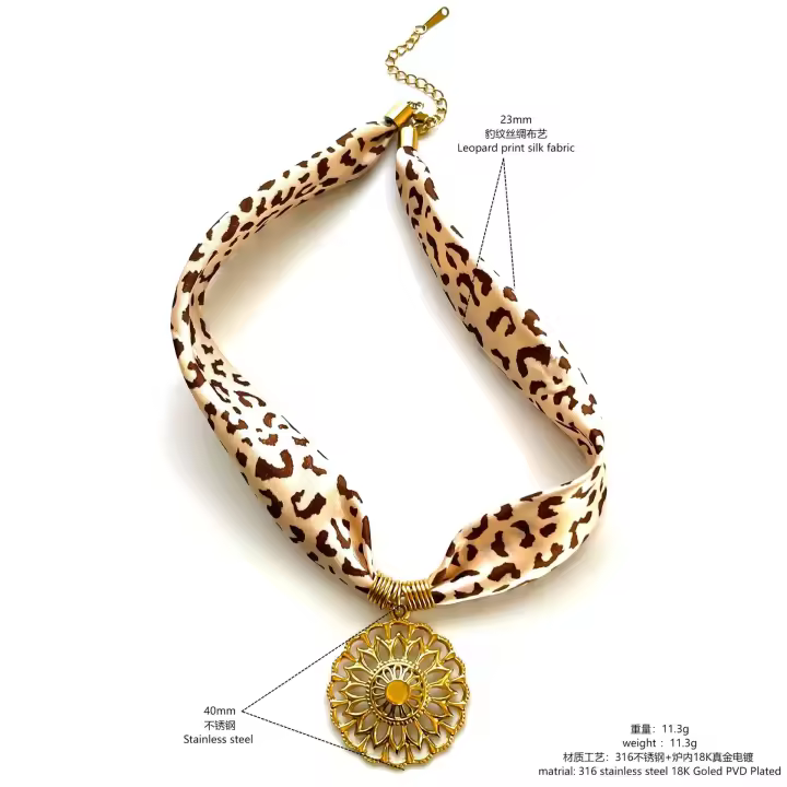 Collar de Corazón con Estampado de Leopardo y Cadena Plateada - Diseño Elegante y Duradero - 1