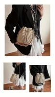 Bolso minimalista de cubo para mujer Cierre con cordón, bolso de mano elegante para uso diario y formal Accesorio de moda en tonos beige, negro, gris, khaki, rosa Finalización texturada - details 3