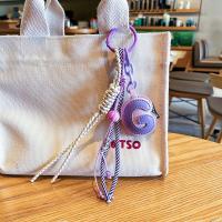 Colgante de lujo ligero de cuero en forma de corazón, llavero de cuero a cuadros blanco y negro, cuerda trenzada, color morado, inglés G - details 10