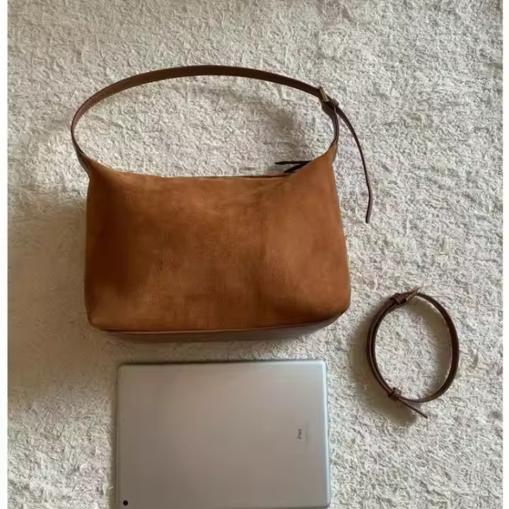 Bolso bandolera retro de gamuza para mujer de la colección europea - Bolso de hombro ajustable color café con cierre de cremallera, bolso minimalista para ir al trabajo, bolso bandolera informal, bolso de diseño europeo, acabado de textura suave - 1
