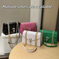 Bolso cruzado de moda para mujer con diseño de serpiente roja y rosa, estilo simple y maduro, ideal para el transporte diario y fiestas de vacaciones. - details 0