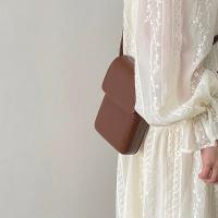 Bolso cruzado magnético de moda para mujeres Diseño vertical elegante Mini bolso de hombro de cuero PU Diseño minimalista para el teléfono - details 3