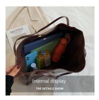 Bolso de mano para mujer, bolsa para axila a la moda, bolso de hombro de cuero Pu suave de gran capacidad, bolso cruzado Retro, bolsos de cubo portátiles informales - details 4