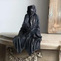 Resin Grim Reaper Sculpture Art Decorative Desk Figure Ornaments Mysterious Man Sitting For Home Desktop Decoration - details 5
