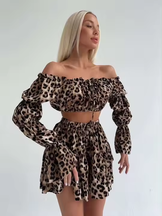 Conjunto de Pijama de Patrón de Leopardo para Mujeres Marthaqiqi Cuello Redondo Barco, Manga Larga, Shorts, Camisola - 1