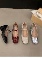 Zapatos rojos de tacón grueso para mujer con falda y zapatos de noche. - details 6