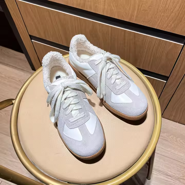 Zapatos de entrenamiento moral casuales blancos de cuero retro zapatos de tablero deportivo de gran tamaño bajos para mujer - 1