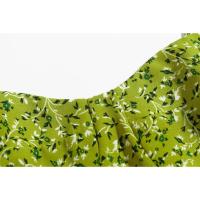 Vestido dividido verde aguacate con cordones, ligero y floral para mujer. Vestido plisado de manga corta con cuello en V. - details 5
