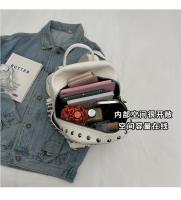 Mochila con remaches para chica, morral versátil y a la moda para viajes y ocio, 2024 - details 4