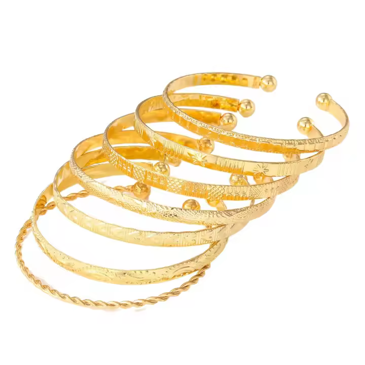 Pulseras Punk Doradas Set de 7 Unidades para Mujer Estampado de Corazón Gótico Diseño de Metal - 1