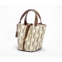 CH Bandolera de viaje diario de gran capacidad Diseño de estampado de letras de moda Bolso de hombro con temperamento para mujer Mochila de lujo de alta gama premium versátil - details 3