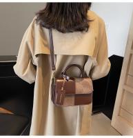 Nuevo bolso de mensajero versátil de hombro, bolso cuadrado pequeño portátil con costuras. - details 24