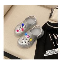 Zapatillas de plataforma con agujeros para mujer, a la moda, con suela de EVA suave, estilo bolsa de plata, zapatillas geniales. - details 6