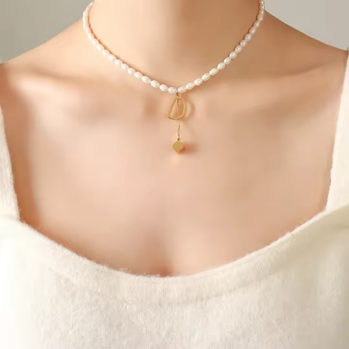Collar de acero inoxidable con colgante cuadrado de borla en forma de letra D con perlas francesas para mujer - 1