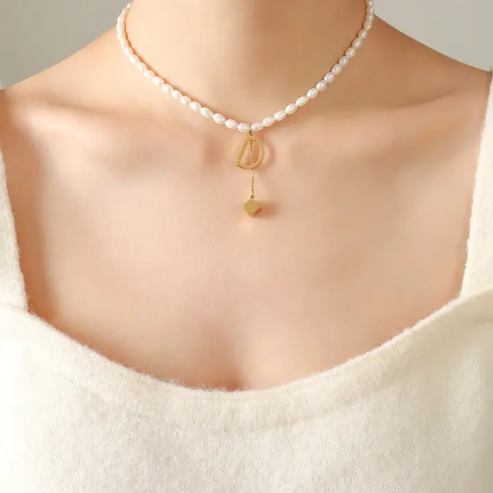 Collar de acero inoxidable con colgante cuadrado de borla en forma de letra D con perlas francesas para mujer - 1
