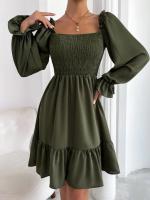 Vestido de mujer con mangas largas con volantes, cuello cuadrado, crepé paralelo, costura, cuerpo con volantes dobladillo - details 2