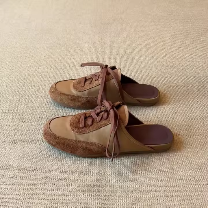 Zapatillas Baotou con cordones y bloques de color para mujer con pantalones planos y semizapatillas de estilo athleisure. - 1
