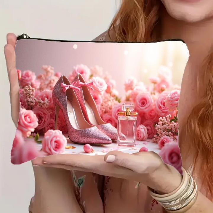 Bolsa de cosméticos con estampado vívido en 2D, glamorosa, con tacones altos rosas y perfume, con cierre de cremallera suave, organizador de maquillaje ligero y portátil para mujeres y niñas, elegante bolsa de aseo de viaje, regalo para amigos y familiare