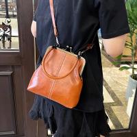 2025 Nuevo bolso bandolera vintage para mujer con correa ajustable para el hombro y cierre de beso - Bolso de color sólido en rojo, marrón claro, negro - Bolso de hombro pequeño elegante para atuendos informales y formales, bolso bandolera - details 9