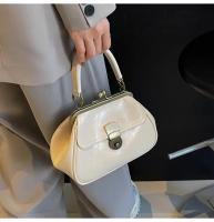 Elegante bolso cruzado negro para mujer, bolso de hombro retro chic con cierre dorado, perfecto para la moda de otoño e invierno - details 13