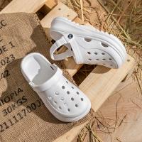 Zuecos de plataforma calados para mujer, sandalias de playa antideslizantes de verano 2025, zapatillas de suela gruesa a la moda para mujer, calzado para jardín Eva - details 5