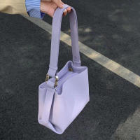 Bolso de compras informal con bandolera y asa de moda - details 1