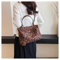 Bolso de hombro de gamuza Nuevo bolso de mano de gran capacidad para viajeros Bolso de moda para las axilas - details 37