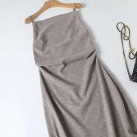 El vestido de verano para mujer es extremadamente simple con un sentido drapeado y un temperamento de correa elegante - details 5