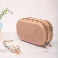 Neceser de viaje moderno de piel sintética, bolso bandolera cuadrado portátil, diseño acolchado con correa, organizador de artículos de tocador impermeable - details 1