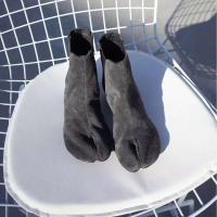 Nuevos botines elásticos con punta dividida, zapatos de mujer de tacón bajo de cuero de ante gris, con botas más grandes que Chelsea - details 3