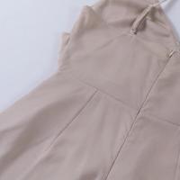 Vestido verde para mujer con cinturón, lazo en la espalda y abertura hueca. - details 7